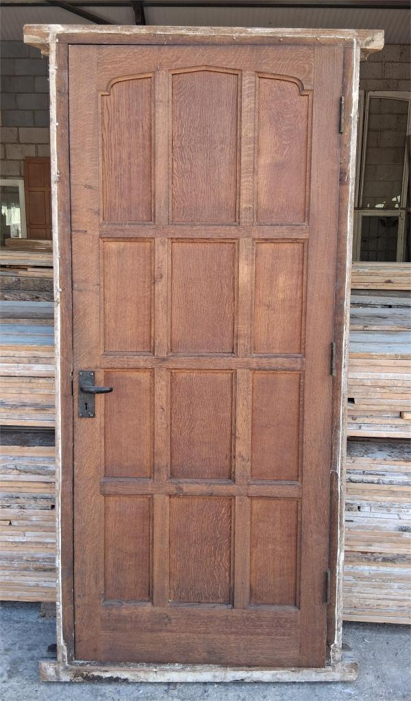 <p>Oak front door with frame</p><p>83.5 x 198 frame 95 x 201 cm</p>
